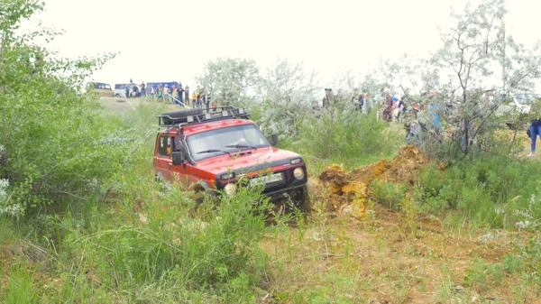 Moskova, Rusya 9 Haziran: SUV yarış üzerinde kir. Off-road 4 x 4 yarışmada yarışan sürücü. Çamur ve su ile sürüş bir Suv.