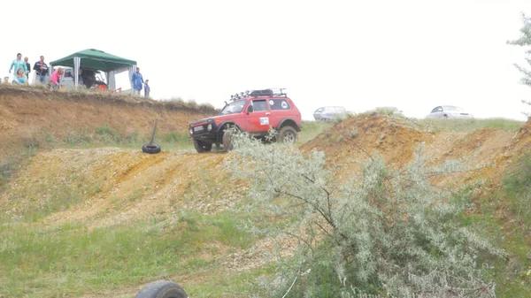 Moscow, Russia 9 June: SUVs race on dirt. Driver competing in an off-road 4x4 competition. An SUV driving through mud and water. — Stock Photo, Image