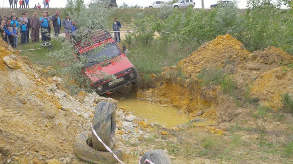 Moskova, Rusya 9 Haziran: SUV yarış üzerinde kir. Off-road 4 x 4 yarışmada yarışan sürücü. Çamur ve su ile sürüş bir Suv.
