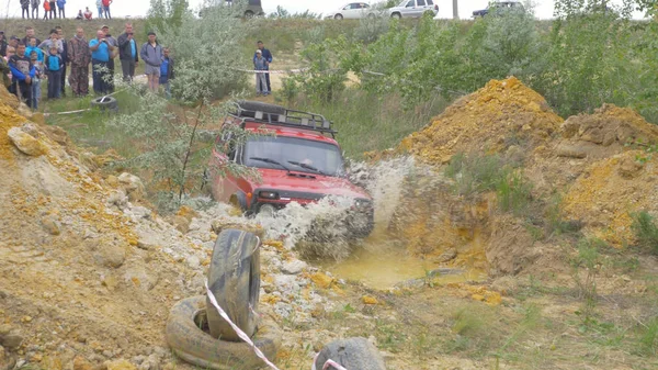 Moskova, Rusya 9 Haziran: SUV yarış üzerinde kir. Off-road 4 x 4 yarışmada yarışan sürücü. Çamur ve su ile sürüş bir Suv.