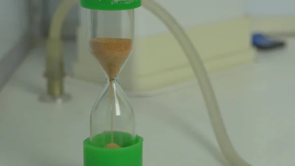모래 시계 마감 시간 카운트 다운에 통과 시간 측정의 전구를 통해 실행 하는 모래 모래 시계 — 스톡 사진