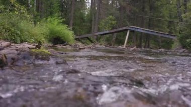 Art arda sıralı Falls, hızlı akan şelale. Ahşap köprü altında Nehri akar ön plan