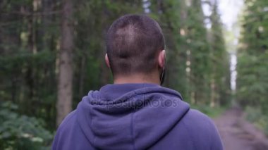 Atlet orman yolda. Arkadan Görünüm. Atletik erkek orman yolda. Atletik adam sonbahar orman ile iz üzerinde ayakta