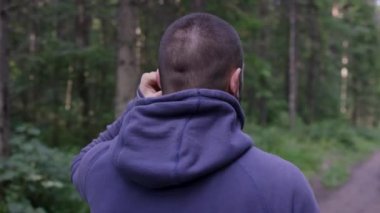 Atlet orman yolda. Arkadan Görünüm. Atletik erkek orman yolda. Atletik adam sonbahar orman ile iz üzerinde ayakta