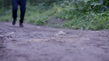 Genç adam ormanda çalışan yerleştirmek. Ormanda çalışan genç atlet