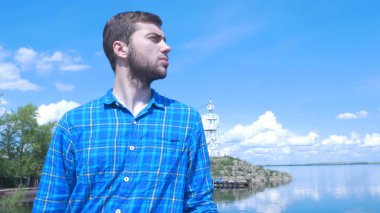 Gemi ve şehre seyir yakışıklı adam. Dostum, şık, mavi gömlek, yakışıklı çocuk, çekici, bahar tatil, feribot, giyim, dostum denizde bilezik