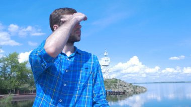 Gemi ve şehre seyir yakışıklı adam. Dostum, şık, mavi gömlek, yakışıklı çocuk, çekici, bahar tatil, feribot, giyim, dostum denizde bilezik