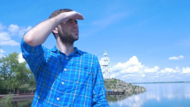 Gemi ve şehre seyir yakışıklı adam. Dostum, şık, mavi gömlek, yakışıklı çocuk, çekici, bahar tatil, feribot, giyim, dostum denizde bilezik