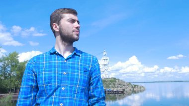 Gemi ve şehre seyir yakışıklı adam. Dostum, şık, mavi gömlek, yakışıklı çocuk, çekici, bahar tatil, feribot, giyim, dostum denizde bilezik