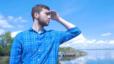 Gemi ve şehre seyir yakışıklı adam. Dostum, şık, mavi gömlek, yakışıklı çocuk, çekici, bahar tatil, feribot, giyim, dostum denizde bilezik