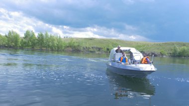 İki kişi ile bir zevk tekne gemiye geliyor. Zarif modern motorlu tekne defne nehre iskeleye yaz günüdür