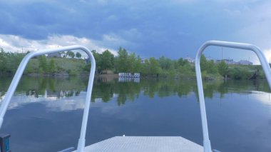 Burun Önden Görünüm tekne deniz gemi. motorbot görüntüleyin. Zarif modern Motorlu tekne defne nehre iskeleye yaz günüdür