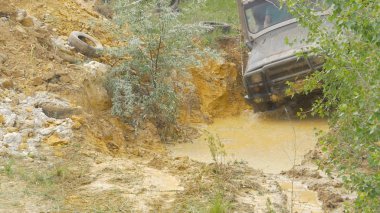Soçi, Rusya 5 Haziran: araba tekerlek bir toprak yol üzerinde. Off-Road lastiği çamur, toprak arazi ile kaplı. Açık, macera ve seyahat suv. Araba lastik yakın çekim bir çamurlu yol ile kırsal manzara içinde. Dört