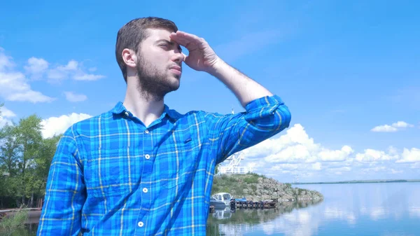 Gemi ve şehre seyir yakışıklı adam. Dostum, şık, mavi gömlek, yakışıklı çocuk, çekici, bahar tatil, feribot, giyim, dostum denizde bilezik