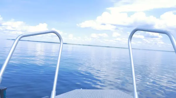Schiffsnase Vorderansicht Boot auf See. Blick vom Motorboot aus. elegantes modernes Motorboot liegt an einem Sommertag am Dock in der Bucht — Stockfoto