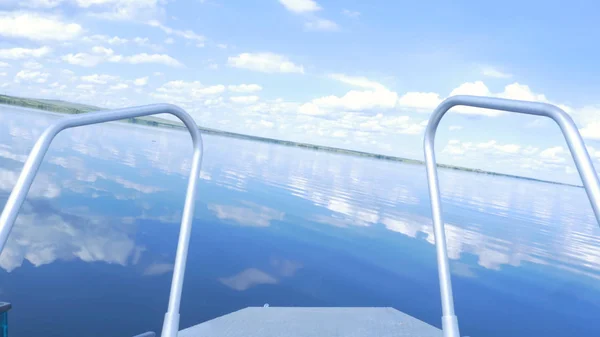 Nave Naso Vista frontale barca in mare. vista dal motoscafo. Elegante barca a motore moderna è al molo nella baia giorno d'estate fiume — Foto Stock