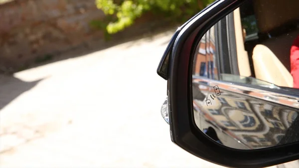 现代车辆侧视镜中的盲点监控系统警示灯图标。汽车的系统盲点 — 图库照片