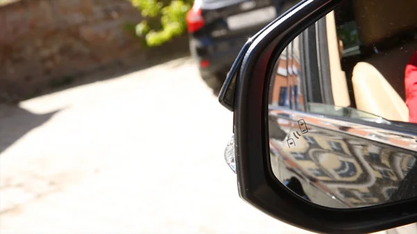 现代车辆侧视镜中的盲点监控系统警示灯图标。汽车的系统盲点 — 图库照片