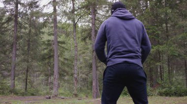 Zıplama, genç atletik erkek güç egzersizleri, crossfit elementini gerçekleştirir. Çam ormanı içinde yaz