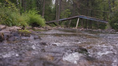 Art arda sıralı Falls, hızlı akan şelale. Ahşap köprü altında Nehri akar ön plan