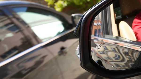 Auto autonome su strada con collegamento a vista. Sistema di monitoraggio a punti ciechi icona della luce di avvertimento nello specchio laterale di un veicolo moderno. Sistema di auto — Foto Stock