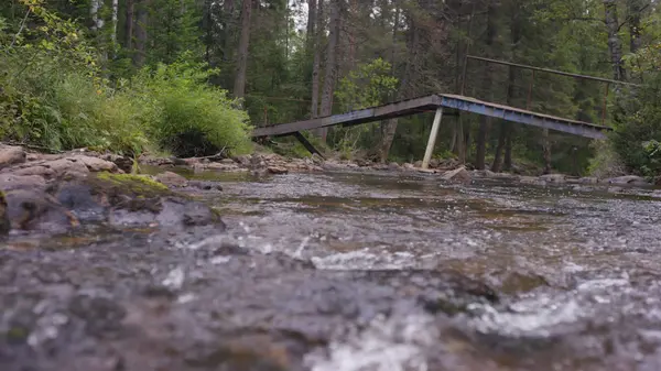 Cascade Falls, γρήγορη ροή καταρράκτη. Ποταμός που ρέει κάτω από μια ξύλινη γέφυρα, σε πρώτο πλάνο — Φωτογραφία Αρχείου