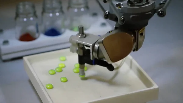 Automático robot industria farmacéutica. Robot clasifica automáticamente las bolas. Robot clasifica las píldoras por color — Foto de Stock