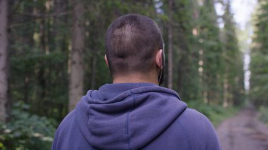 Atlet orman yolda. Arkadan Görünüm. Atletik erkek orman yolda. Atletik adam sonbahar orman ile iz üzerinde ayakta