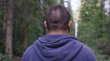 Atlet orman yolda. Arkadan Görünüm. Atletik erkek orman yolda. Atletik adam sonbahar orman ile iz üzerinde ayakta