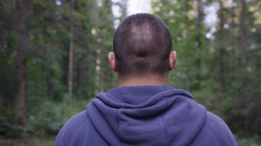 Atlet orman yolda. Arkadan Görünüm. Atletik erkek orman yolda. Atletik adam sonbahar orman ile iz üzerinde ayakta