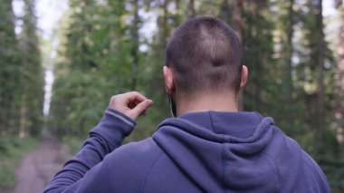 Atlet orman yolda. Arkadan Görünüm. Atletik erkek orman yolda. Atletik adam sonbahar orman ile iz üzerinde ayakta