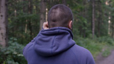 Atlet orman yolda. Arkadan Görünüm. Atletik erkek orman yolda. Atletik adam sonbahar orman ile iz üzerinde ayakta