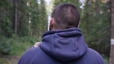 Atlet orman yolda. Arkadan Görünüm. Atletik erkek orman yolda. Atletik adam sonbahar orman ile iz üzerinde ayakta