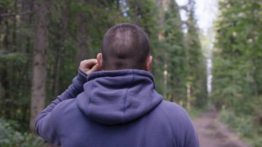 Atlet orman yolda. Arkadan Görünüm. Atletik erkek orman yolda. Atletik adam sonbahar orman ile iz üzerinde ayakta