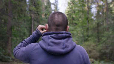 Atlet orman yolda. Arkadan Görünüm. Atletik erkek orman yolda. Atletik adam sonbahar orman ile iz üzerinde ayakta