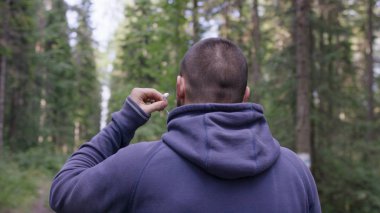 Atlet orman yolda. Arkadan Görünüm. Atletik erkek orman yolda. Atletik adam sonbahar orman ile iz üzerinde ayakta