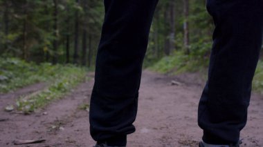 Atlet orman yolda. Atletik erkek orman yolda. Atletik adam sonbahar orman ile iz üzerinde ayakta