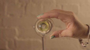 Dişi el bir ampulü kaldırır. Kadın bir ampul ışık değil ışık yok vidalar