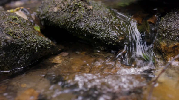 河里的水溅。河里的水密切联系泡沫。水里的气泡浮在表面的河特写 — 图库照片