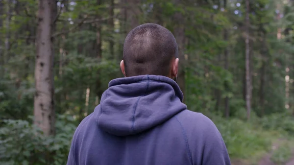 Atleta na estrada através da floresta. Vista traseira. Homem atlético na estrada através da floresta. Homem atlético em pé na trilha através da floresta de outono — Fotografia de Stock