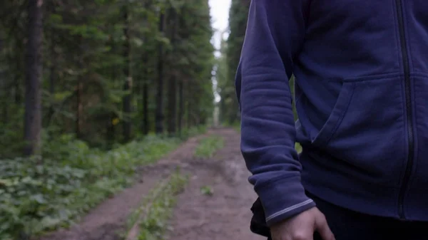 Atleta su strada attraverso la foresta. Uomo atletico sulla strada attraverso la foresta. Uomo atletico in piedi sul sentiero attraverso la foresta autunnale — Foto Stock