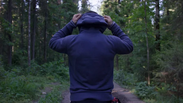 Personne dans un capot debout. Homme dans le capot dans les bois. Sport en forêt sur la nature — Photo