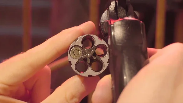 Trommel van een revolver close-up. Trommel van een revolver met een cartridge close-up — Stockfoto
