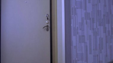 Birisi kapıyı açmaya çalışıyor. Kapı twitches başa. Birileri girmeye çalışıyor. Girişimi kesmek