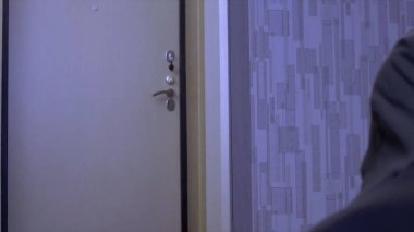 Birisi kapıyı açmaya çalışıyor. Kapı twitches başa. Birileri girmeye çalışıyor. Girişimi kesmek