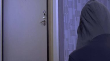 Birisi kapıyı açmaya çalışıyor. Kapı twitches başa. Birileri girmeye çalışıyor. Girişimi kesmek