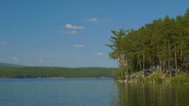 Göl kıyısında güzel mavi temiz su. Orman manzara suda yansıtılmış sahilinde