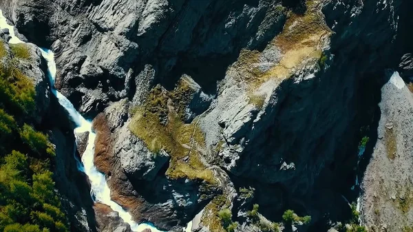 Vistas panorámicas sobre el río con agua blanca y montaña distante con alta cascada. Vista desde la cima de la cascada y las montañas nevadas — Foto de Stock