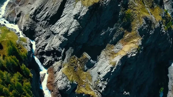 Vistas panorámicas sobre el río con agua blanca y montaña distante con alta cascada. Vista desde la cima de la cascada y las montañas nevadas — Foto de Stock