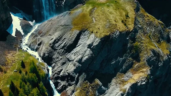 Vistas panorámicas sobre el río con agua blanca y montaña distante con alta cascada. Vista desde la cima de la cascada y las montañas nevadas — Foto de Stock